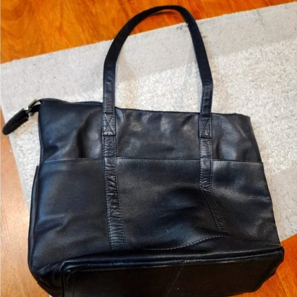 EUC Wilsons Leather Black Shoulder Bag - Picture 5 of 14